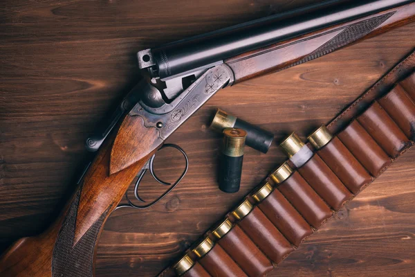 木製の背景に散弾銃 — ストック写真