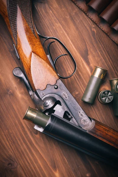 Fucile su sfondo di legno — Foto Stock
