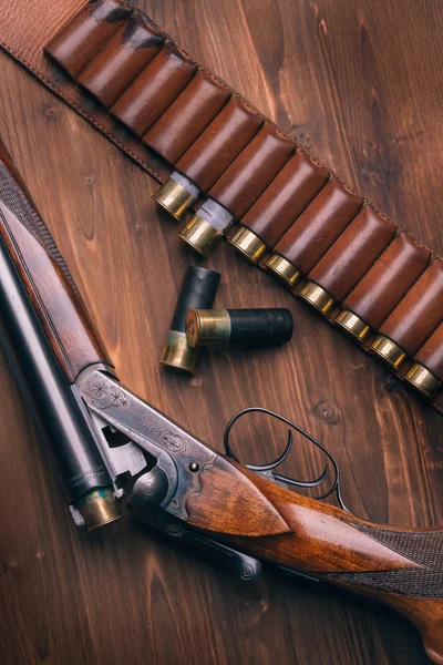 Fusil de chasse sur fond en bois — Photo