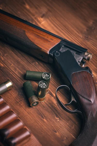 Escopeta sobre fondo de madera — Foto de Stock