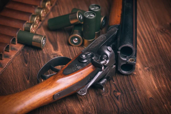 Κυνηγετικό όπλο σε ξύλινα φόντο — Φωτογραφία Αρχείου