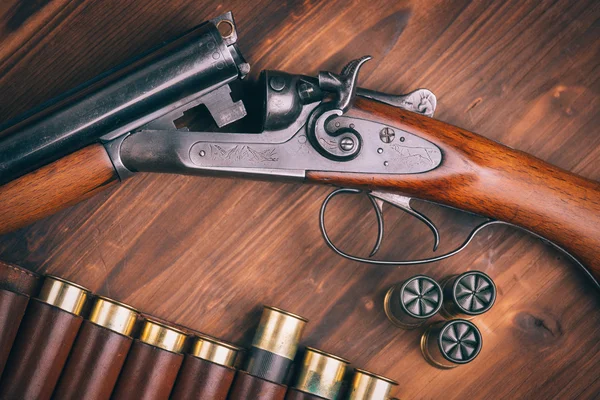 木制的背景上的猎枪 — 图库照片