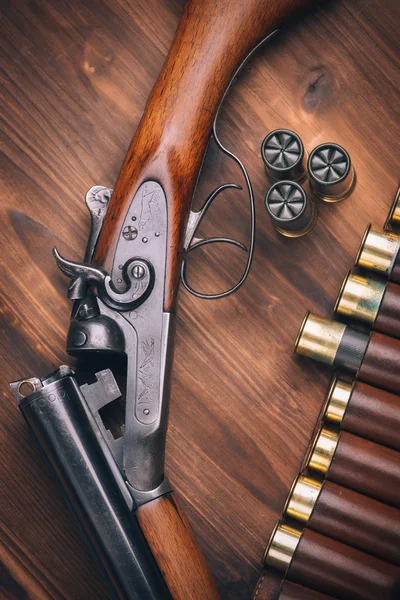 Shotgun op houten achtergrond — Stockfoto