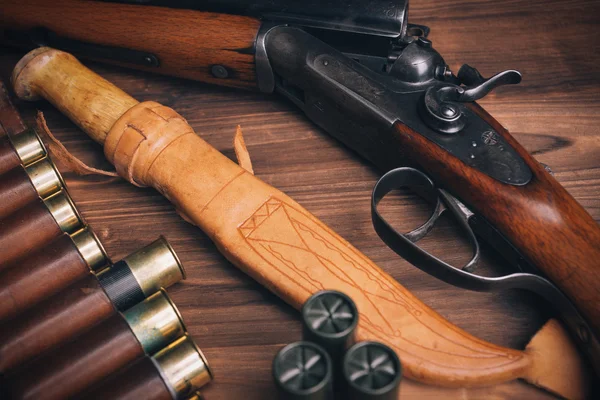 Escopeta sobre fondo de madera — Foto de Stock