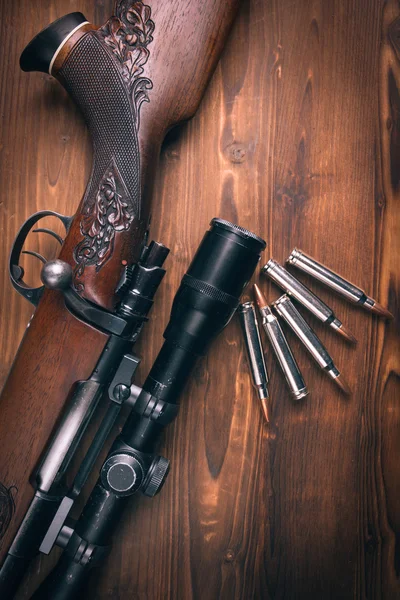 Shotgun op houten achtergrond — Stockfoto