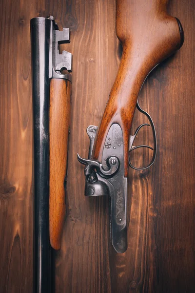 Escopeta sobre fondo de madera —  Fotos de Stock