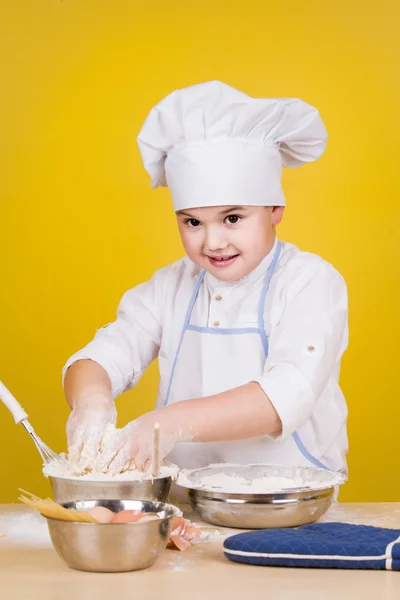 Pequeno menino chef em uniforme — Fotografia de Stock