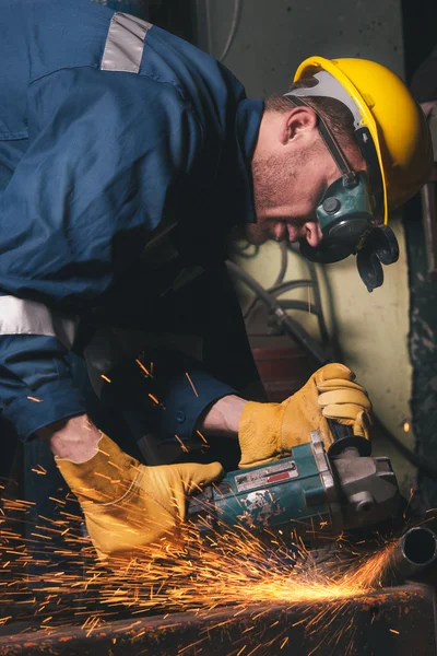Worker cutting metal — Stock Photo, Image