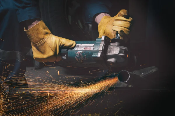 Worker cutting metal — Stock Photo, Image