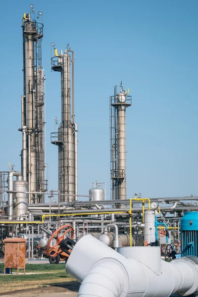 Завод по переработке нефти и газа — стоковое фото