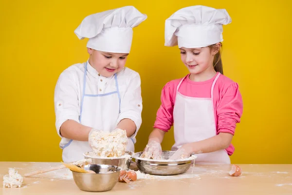 Niños alegres cocinan pizza — Foto de Stock