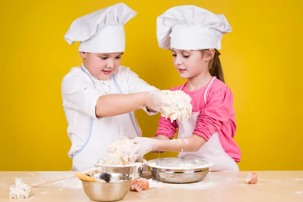 Веселые дети готовят пиццу — стоковое фото