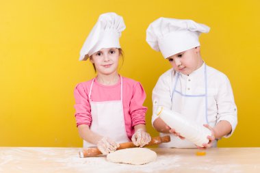 neşeli çocuklar pizza yemek