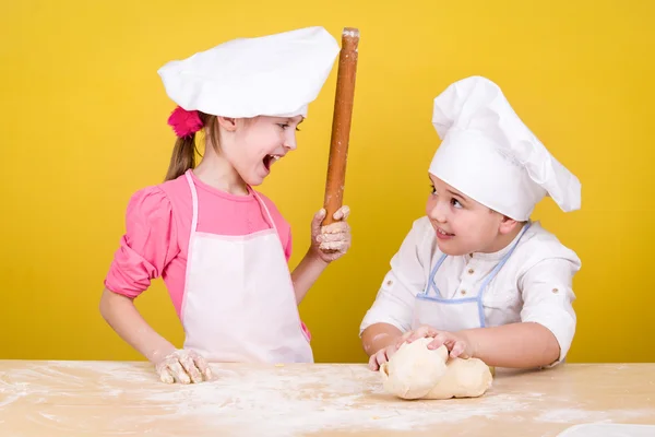 Cheerful children cook pizza — Stock Photo, Image