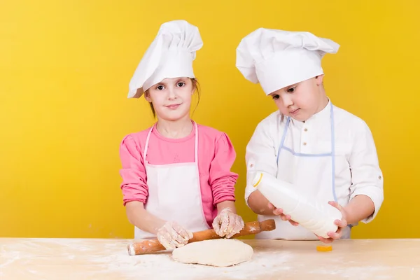 Χαρούμενα παιδιά να μαγειρεύω πίτσα — Φωτογραφία Αρχείου