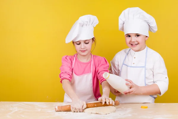 Niños alegres cocinan pizza — Foto de Stock