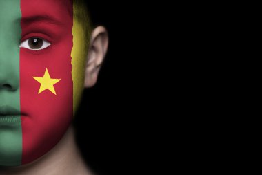 Kamerun bayrağı ile insan yüzü boyalı