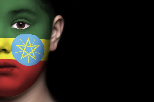 Menselijk gezicht beschilderd met vlag van Ethiopië — Stockfoto