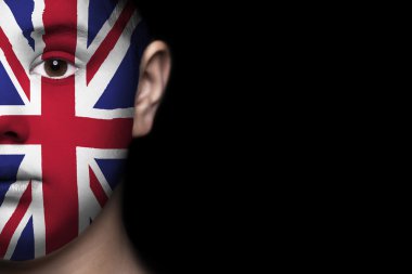 Büyük Britanya bayrağı ile insan yüzü boyalı