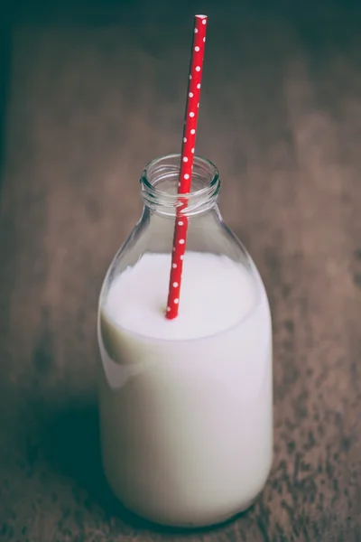 Lait frais et verre sur table en bois — Photo