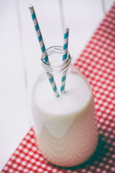 新鲜的牛奶和木桌上的玻璃 — 图库照片