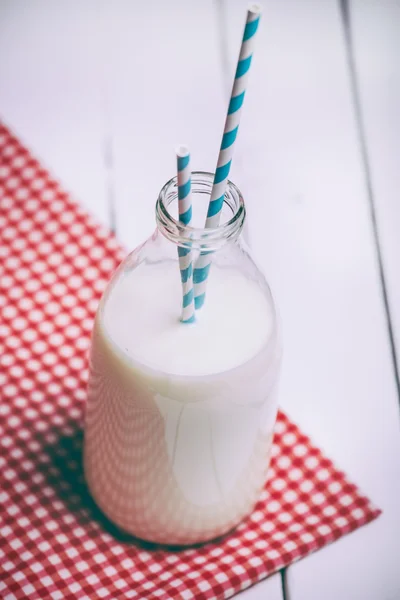 新鮮なミルクと木製テーブル ガラス — ストック写真