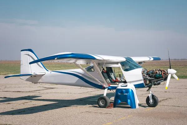 Klein vliegtuig met een propeller — Stockfoto