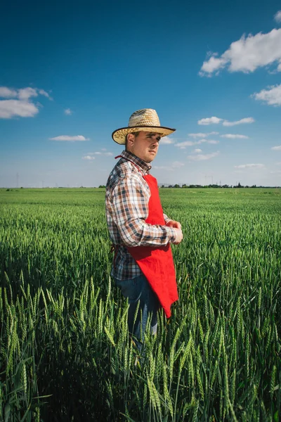 Jordbrukare ute på fältet — Stockfoto