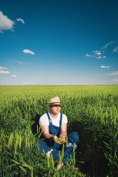 Jordbrukare ute på fältet — Stockfoto