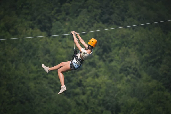 Dorosła kobieta na zip line — Zdjęcie stockowe