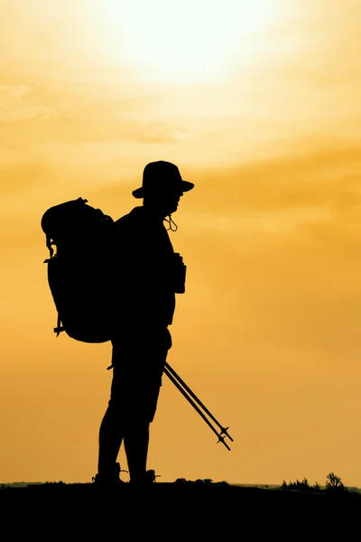 Silhouette escursionistica in montagna — Foto Stock