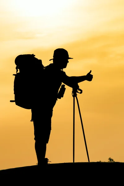 Silhouette escursionistica in montagna — Foto Stock