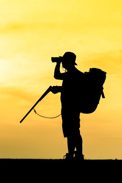 Κυνηγός με κυνηγετικό όπλο στο ηλιοβασίλεμα — Φωτογραφία Αρχείου