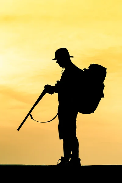 Chasseur avec fusil de chasse au coucher du soleil — Photo