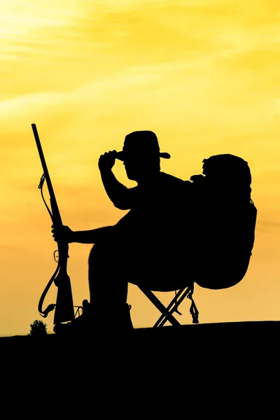 Chasseur avec fusil de chasse au coucher du soleil — Photo