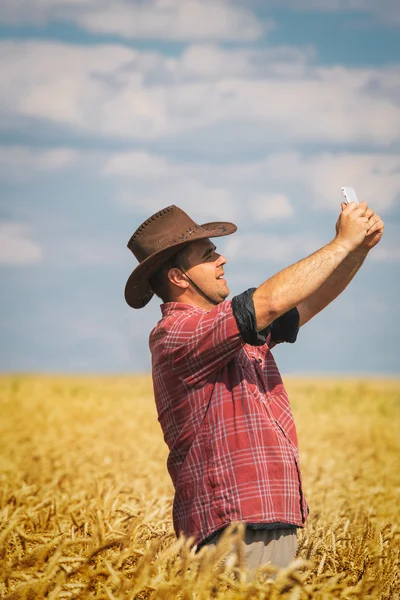 Agricultor en campo de trigo — Foto de Stock