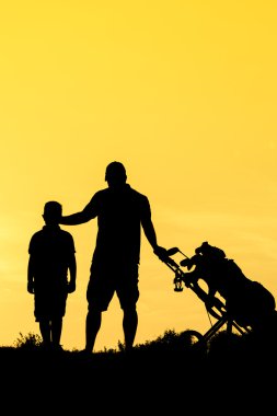 gün batımında golfçü