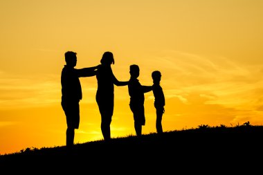 Mutlu aile silueti
