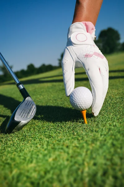Primer plano de la mano mantenga la pelota de golf — Foto de Stock