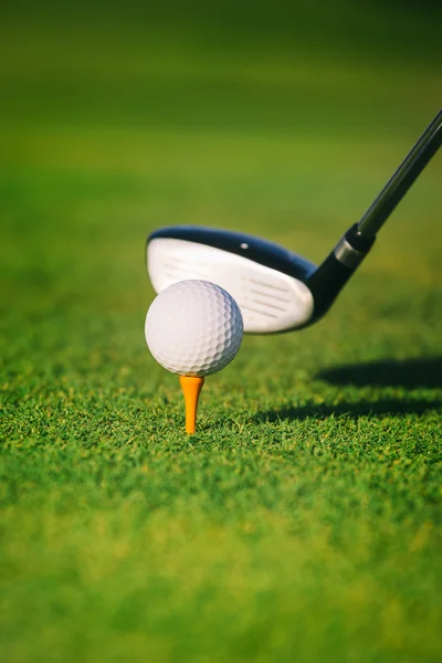 Pelota de golf en T — Foto de Stock