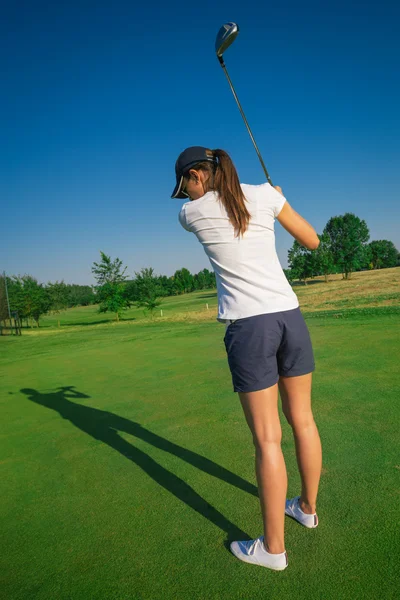 Kadın golf oyuncusu — Stok fotoğraf