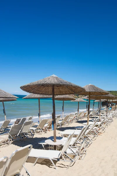 Sedia e ombrellone sulla spiaggia di sabbia — Foto Stock