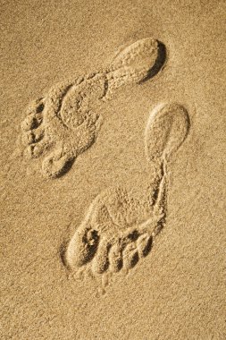 Kumsalda ayak izleri.