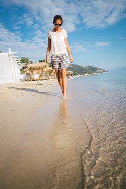 Sahilde kızın rahatlatıcı