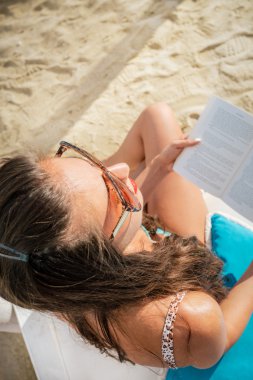 Sahilde kızın rahatlatıcı