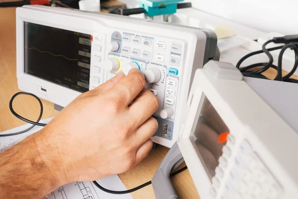 Tech tests electronic equipment in service — Stock Photo, Image