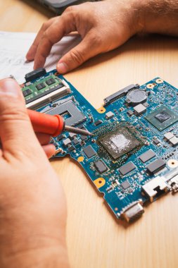 teknoloji elektronik malzemeleri hizmetinde sınar.