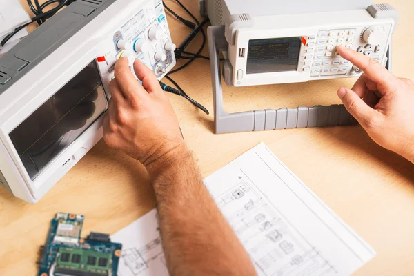 Tech tests electronic equipment in service — Stock Photo, Image