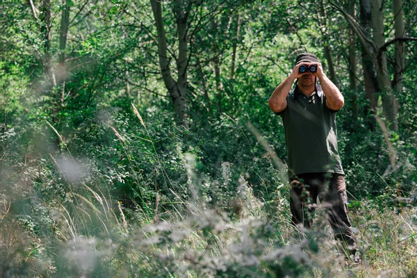 Muž Dalekohledem Pozadí Přírody Pozorování Ptáků — Stock fotografie