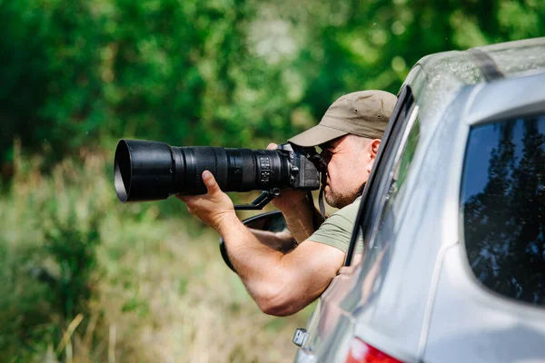 野生动物摄影师在户外 自然专业摄影师 图库图片